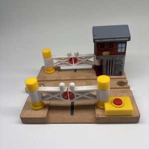 Thomas And Friends Wooden Crossing 2012 Wellsworth Gullane  Y4499 Works